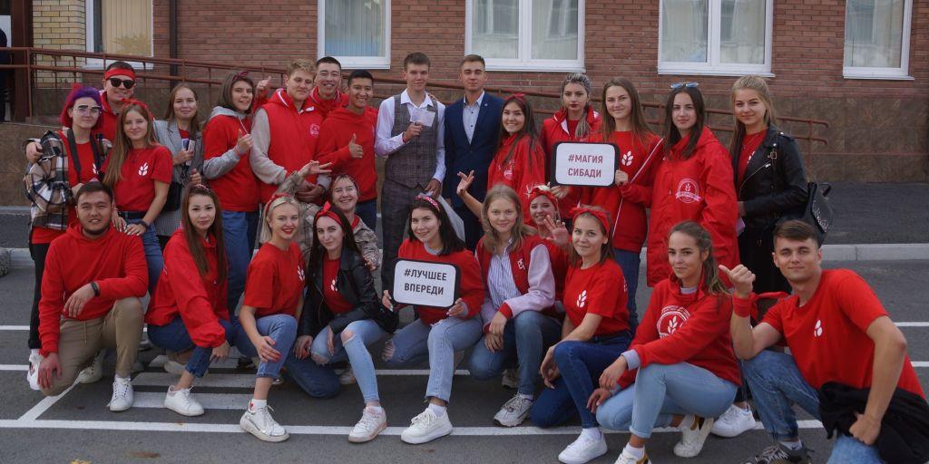Председатель профкома вручил первый профсоюзный билет первокурснику