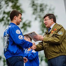 Мэр города Омска Двораковский В.В. вручает путевку комиссару отряду Сталь